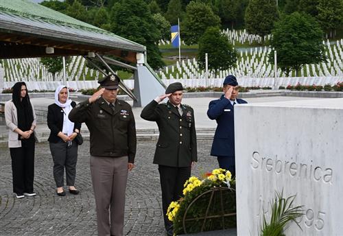 Brigadni general Matthew A. Valas posjetio Memorijalni centar Srebrenica